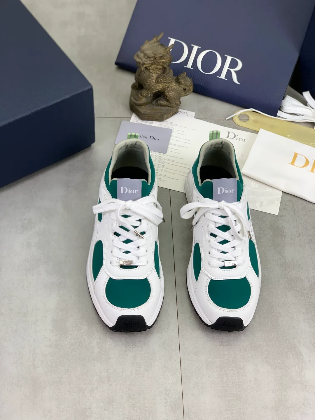 Men's shoes 💰P560 The new DIOR Dior sneakers are carefully made of black grained first-layer cowhide, embellished with the same color Dior Gravity embossed effect, which is exquisite and extraordinary. The interior is made of the same color sheep lining, which is soft and comfortable. Complete with original custom multi-color mohair wide laces and matte black-finished brass eyelets, the tonal rubber sole is embellished with the Oblique pattern, and the contrasting Dior 30 Avenue Montaigne logo on the rear tail adds style to the casual look. Size: 35-45 for men and women Color: 3️⃣ colors available